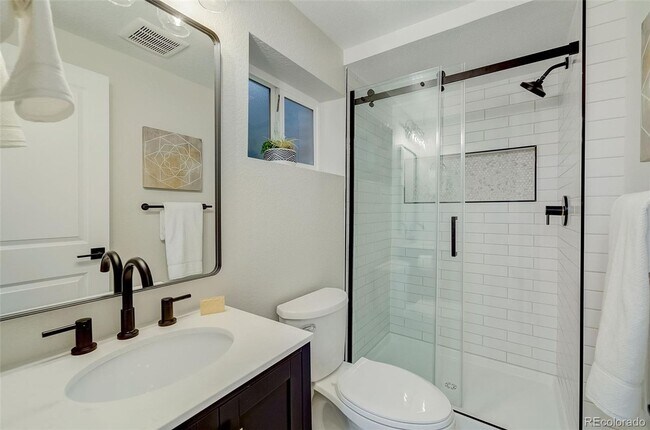 Building Photo - 5 Bedroom 3 Bathroom in Denver's Southmoor...