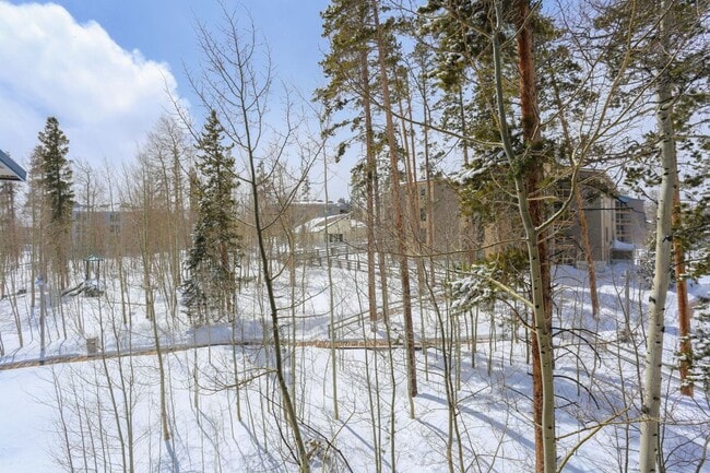 Building Photo - 2 Bedroom in Wildernest!  Summer lease!