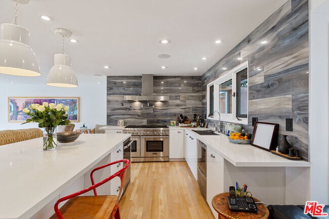Building Photo - 7122 Dume Dr
