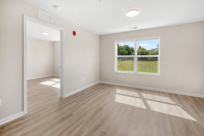 Building Photo - Deville Manor