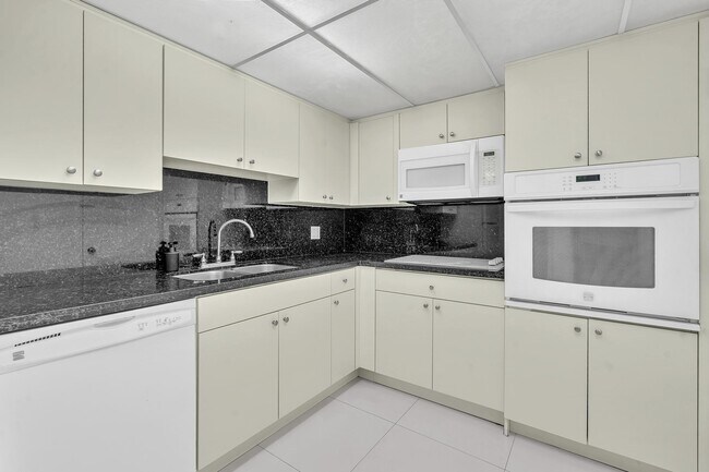 Building Photo - 400 Kings Point Dr