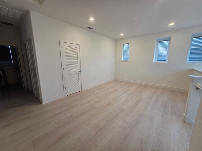 Building Photo - 2-Story 4Bx3.5B House Near Sky River Casino Available Now!!