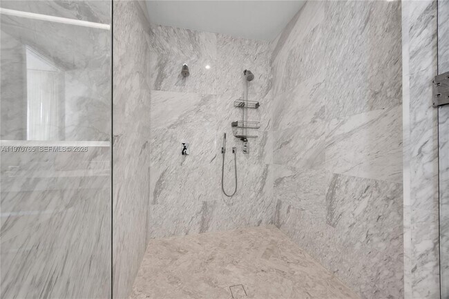 Building Photo - 2831 S Bayshore Dr