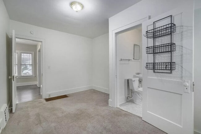 Building Photo - $1450- 2 Bedroom home, Renovated, NEW PICT...