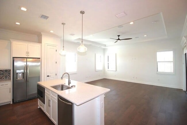 Building Photo - Coastal Living in Marina del Palma?!