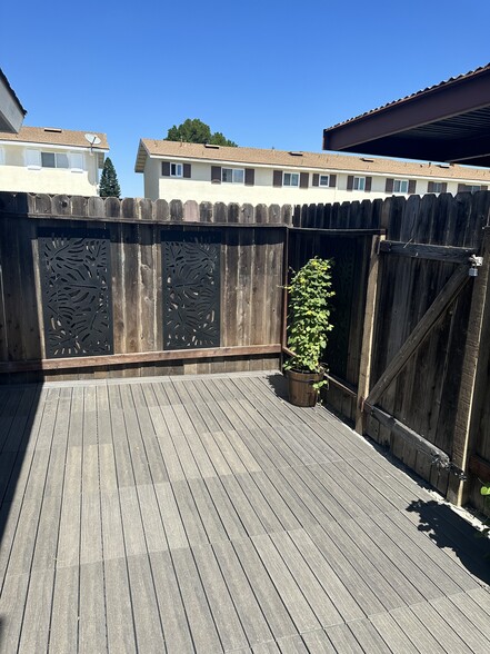 Private backyard for entertainment - 10152 Ascot Cir
