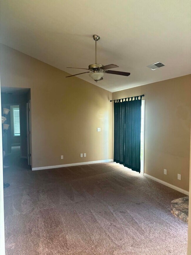 Building Photo - 2 Bed  2 Bath Attached Garage Heartland Neighborhood