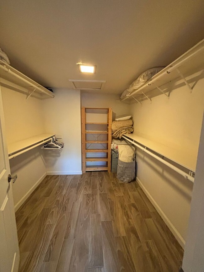 Building Photo - Fantastic Summer Getaway, Short Term Furni...