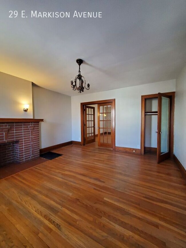 Building Photo - Spacious Townhome with Original Features A...