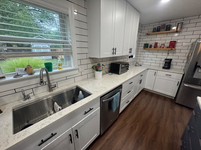 Building Photo - 303 E Broadmoor St