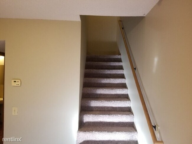 Building Photo - 2 br, 1.5 bath Townhome - 323 N. Madison