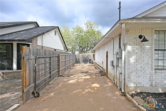 Building Photo - 953 River Bank