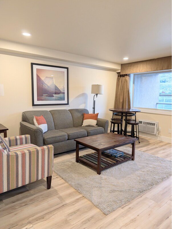 Building Photo - 322 W Woodin Ave