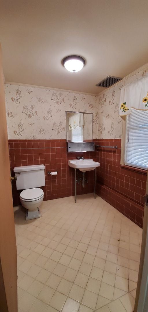 Building Photo - Beautifully Renovated Vintage  2 bedroom 2...