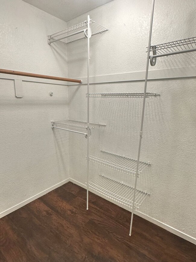 Building Photo - A SPACIOUS 1 BEDROOM 1 BATH APARTMENT IN A...