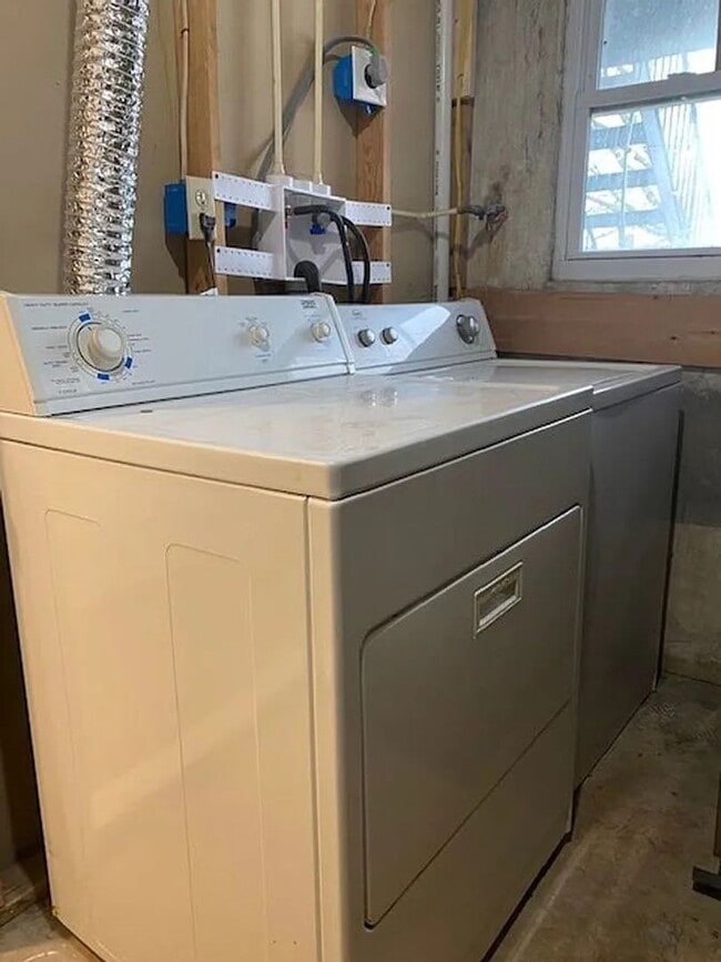 Building Photo - Brentwood Beauty