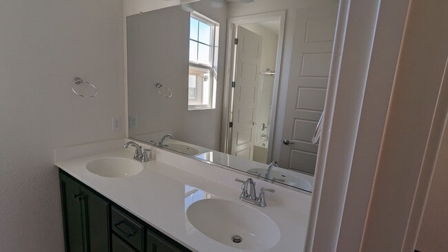 Building Photo - 2468 Lake Club Dr