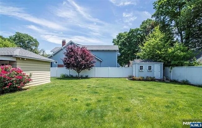Building Photo - 112 Tenafly Rd