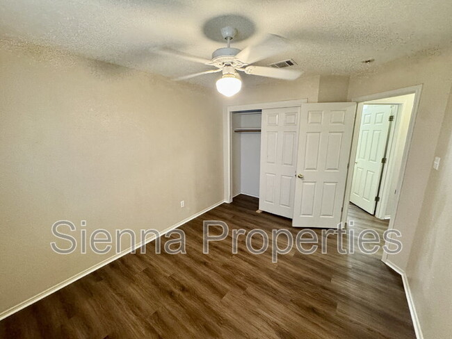 Building Photo - 909 House Creek Dr