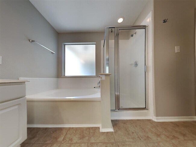 Building Photo - 2343 Village Leaf Dr