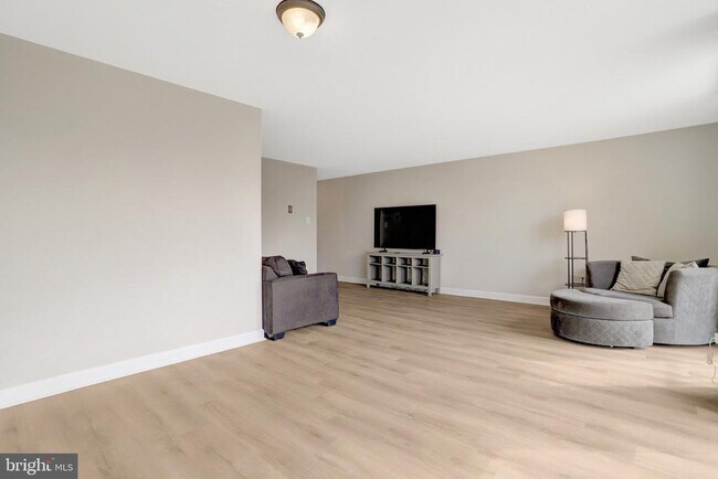 Building Photo - 4600 S Four Mile Run Dr