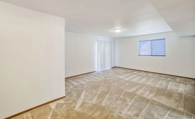 Building Photo - Spacious 5BD 2.5BA