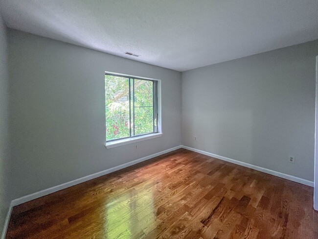 Building Photo - 2 Bed/ 1.5 Bath- Renovated Duplex Condo W/...