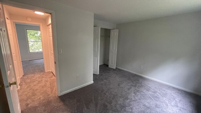 Building Photo - Spacious Chesterfield 2 Story