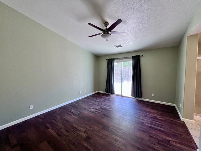 Building Photo - 654 Winery Ct