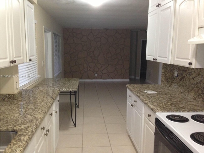 Building Photo - 1325 SE 1st Terrace