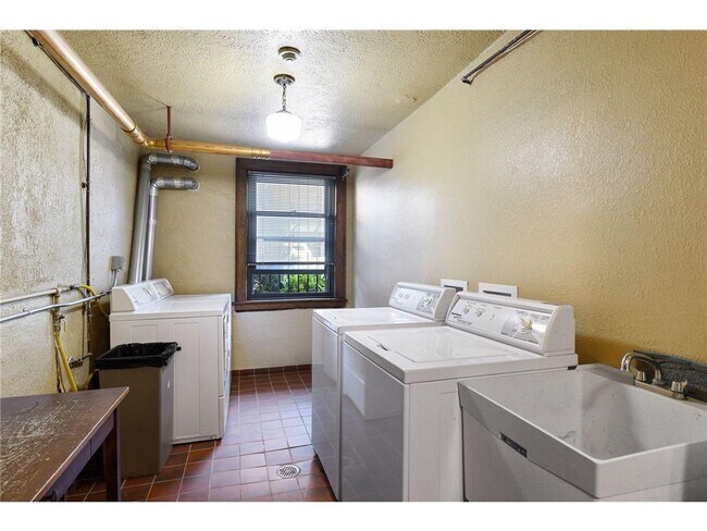 Building Photo - 1204 Harmon Pl