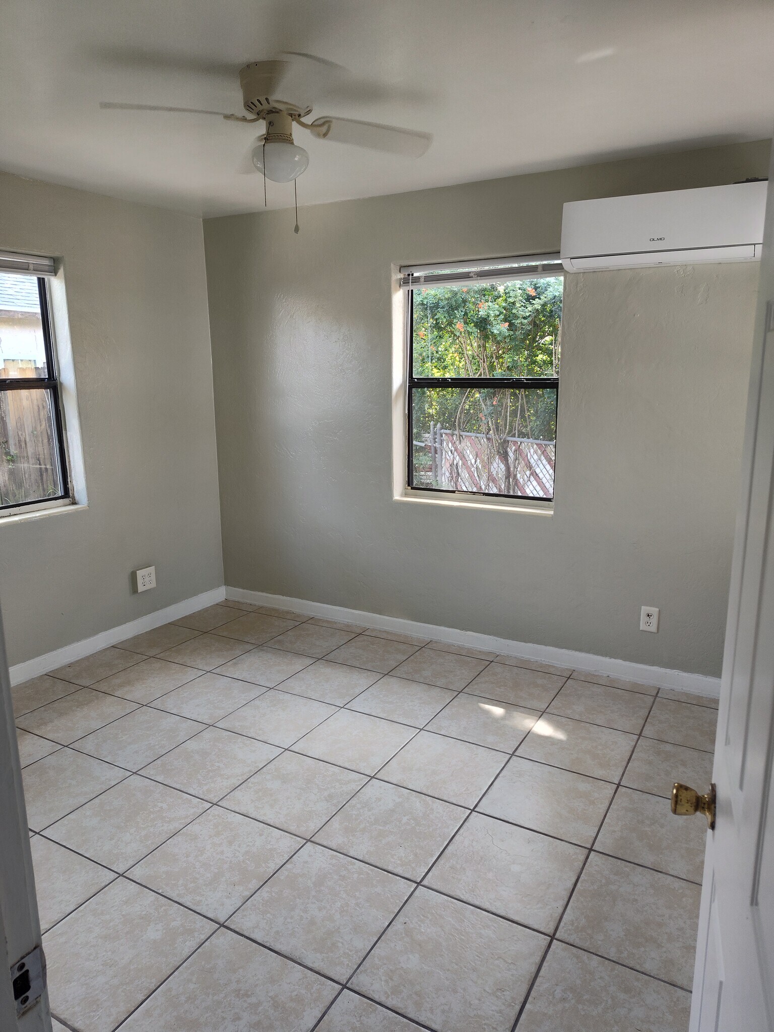 Building Photo - 318 N Oleander Ave