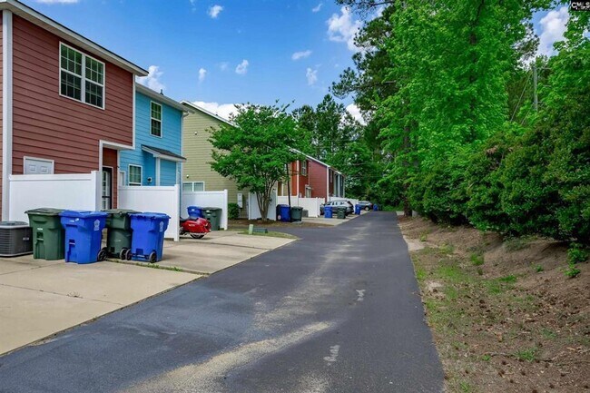 Building Photo - Move-In Ready Townhouse in Hampton Forest!