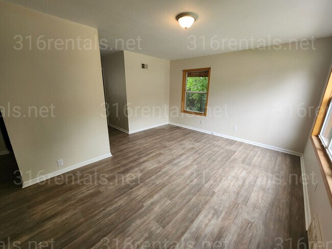 Building Photo - $1075 - 3 bedroom / 1 bathroom - Single Fa...