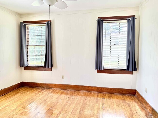 Building Photo - 2554 Zeeland Ave