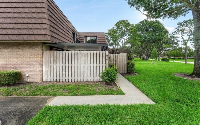 Building Photo - 1024 10th Ln