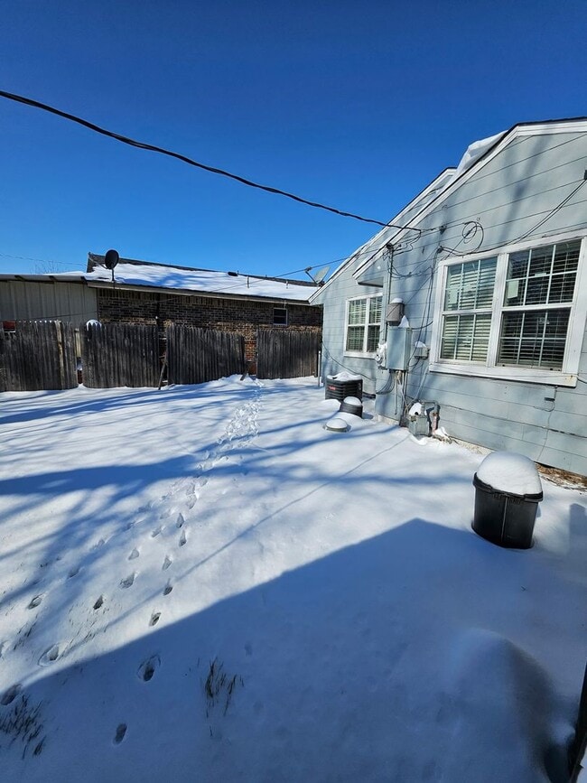 Building Photo - 2 Bedroom 1 Bath  Bonus Detached Master Bedroom