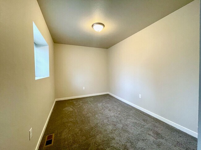 Building Photo - 2101 E Willamette Ave