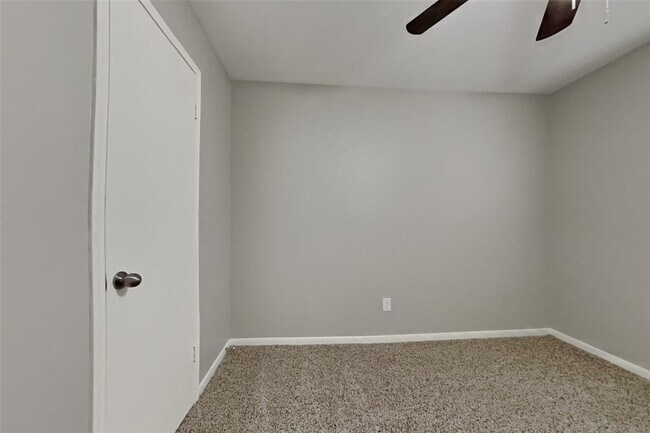Building Photo - 2602 Clear Ridge Dr