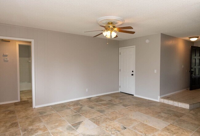 Building Photo - This Super Cute 3 Bed, 2 Bath, 2 Car Garag...