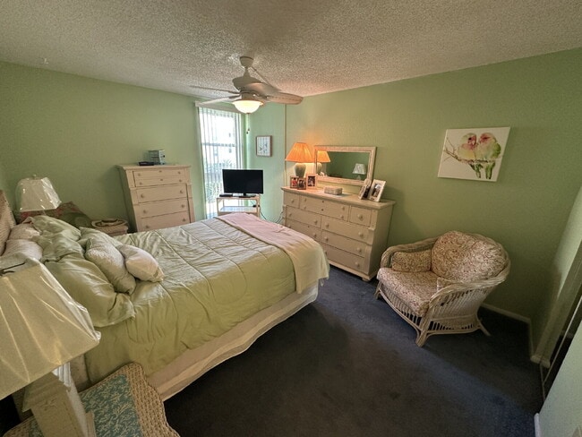 Building Photo - Villa Vista Condo  Available May 1st