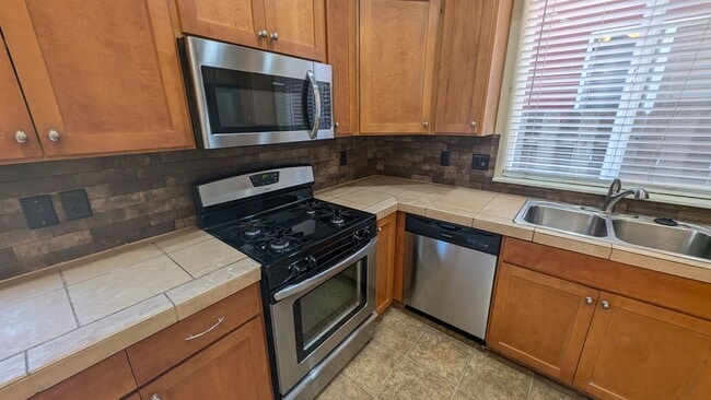 Building Photo - Great four bedroom home in Aloha!