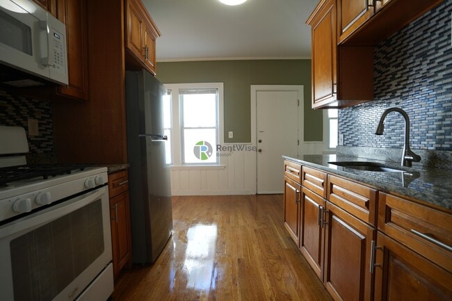 Building Photo - 129 Draper St