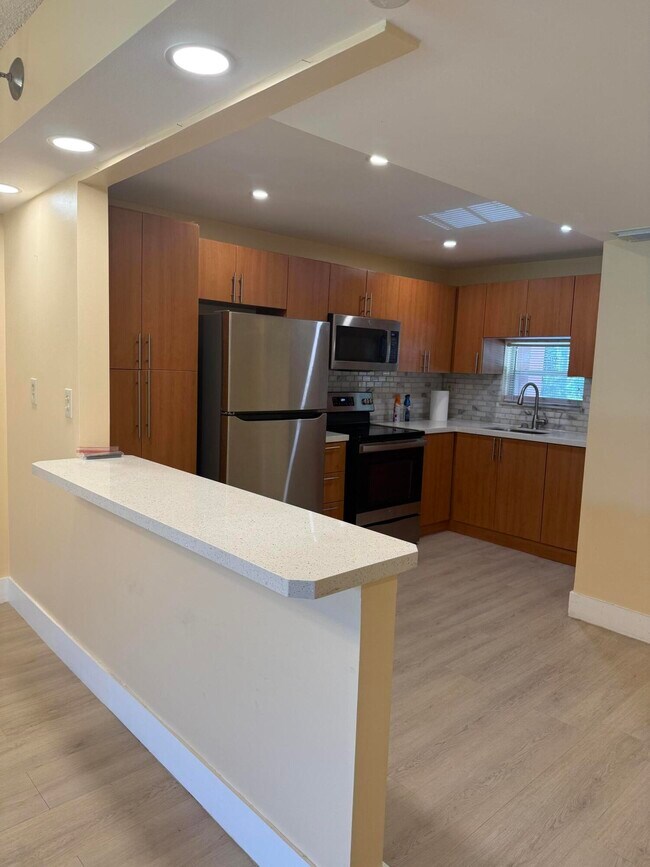 Building Photo - 830 S Hollybrook Dr