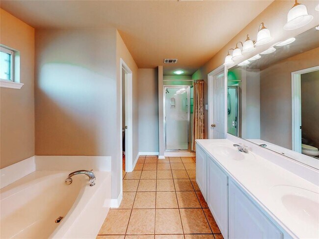 Building Photo - 1600 Silver Spur Cove