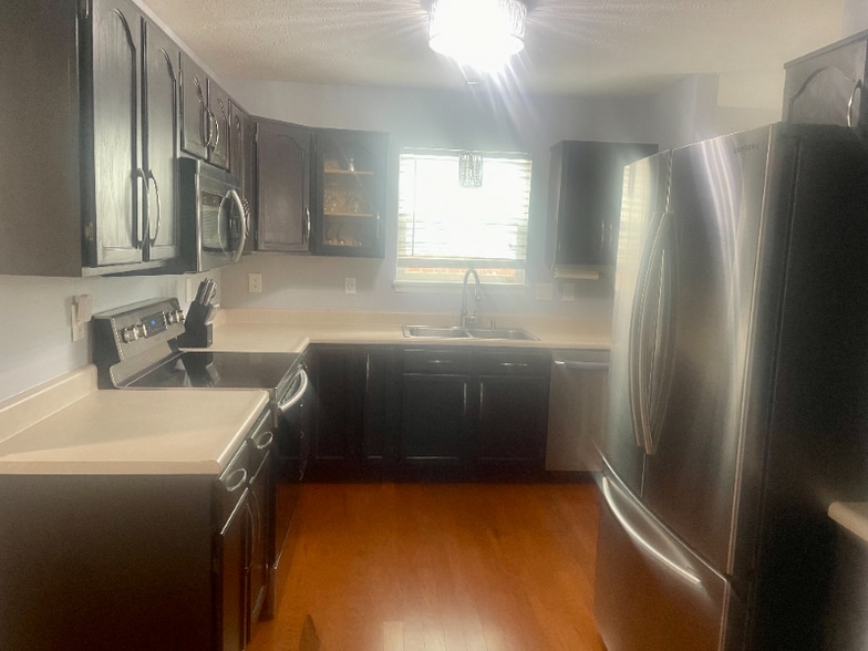 Building Photo - 264 Lyn Gardens Way