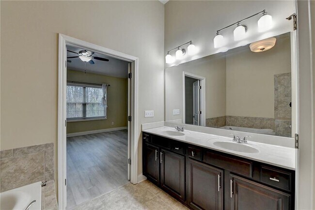 Building Photo - 2405 Tenor Ln