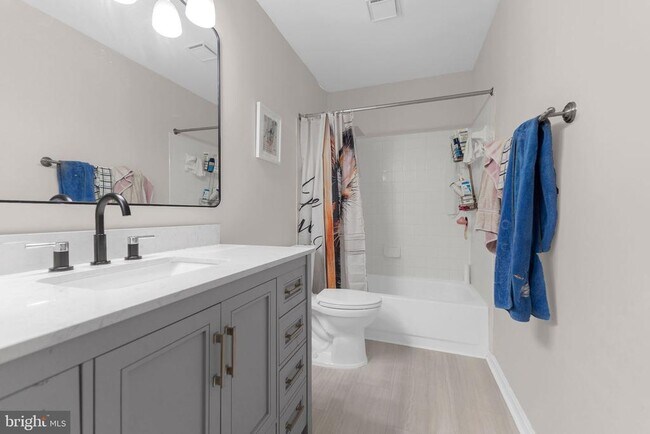 Building Photo - 15728 Beau Ridge Dr