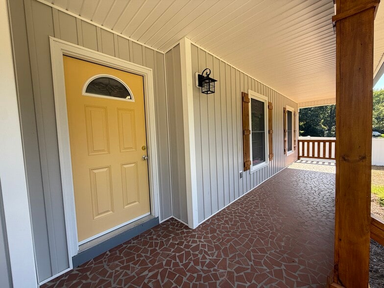 Building Photo - 725 Brookside Dr