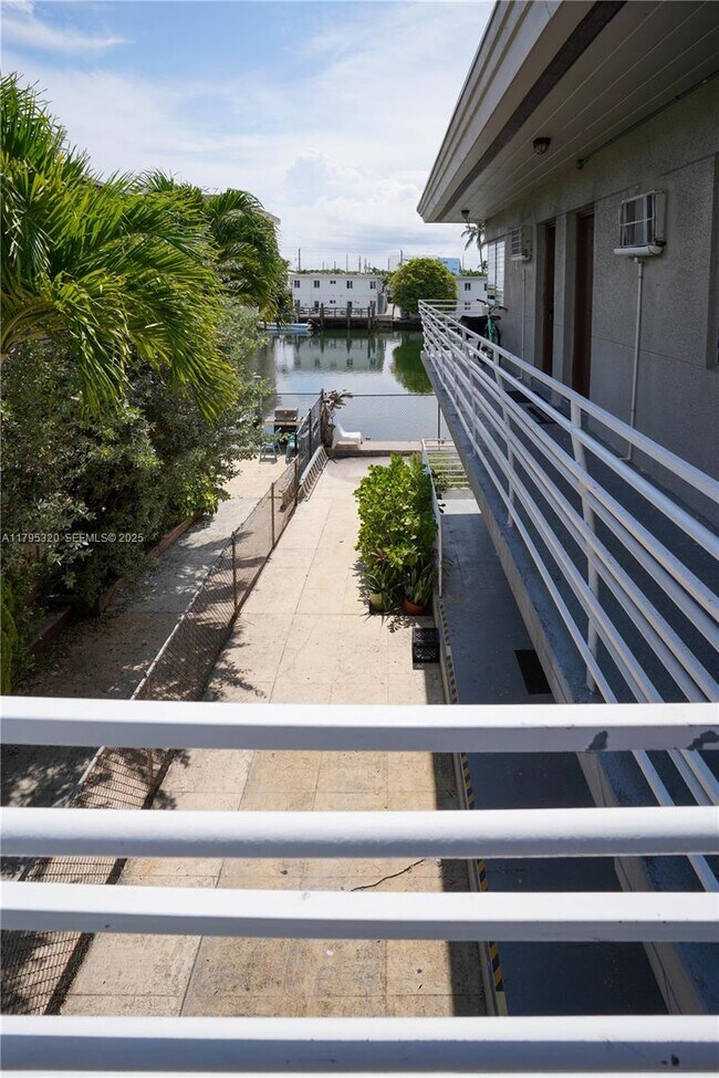 Building Photo - 8321 Crespi Blvd